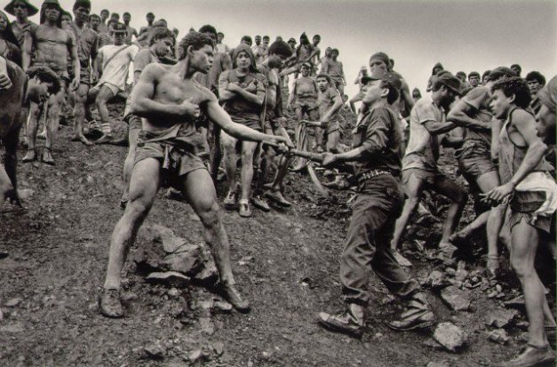 salgado-dispute-between-serra-pelada-gold-mine-workers-and-military-police-brazil-19862